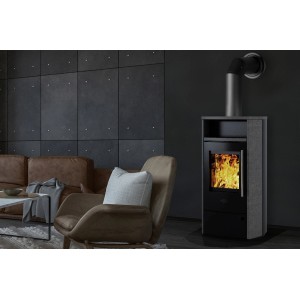 Kleining Mailand Naturstein Kaminofen Grau 6 kW mit Feuer im Wohnraum.