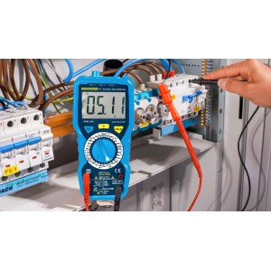 Pancontrol PAN 184 PROFI Digital-Multimeter bei der Messung in einem Stromkasten.