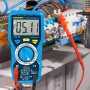 Pancontrol PAN 184 PROFI Digital-Multimeter bei der Messung in einem Stromkasten.