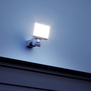 Silberne Steinel LED-Außenwandleuchte XLED Home 2 S mit Bewegungsmelder an Wand.
