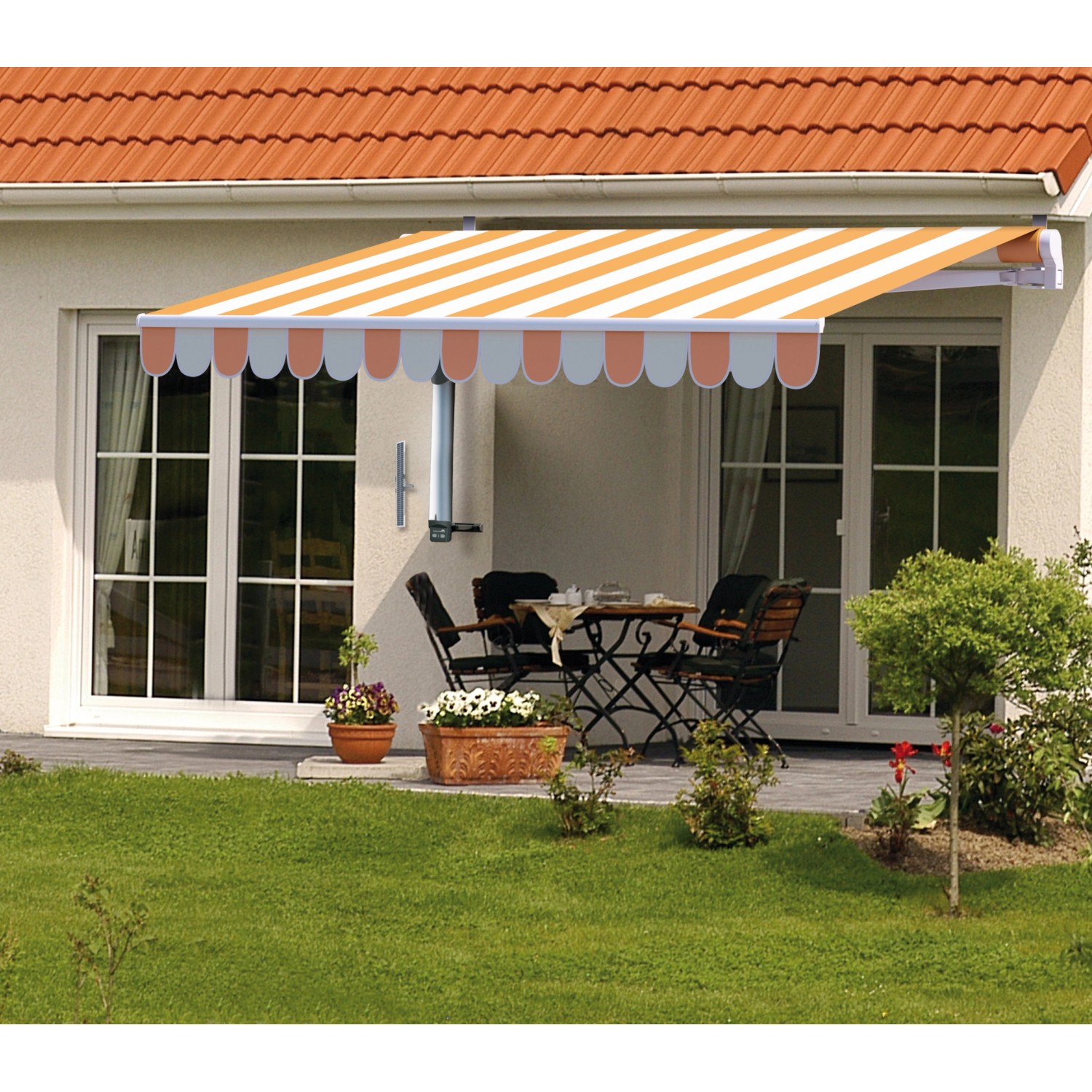 Ausgefahrene, gestreifte Markise mit Schellenberg Funk-Markisenantrieb Smart Home Premium am Haus.