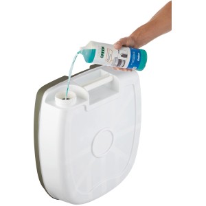 Befüllen der Enders Campingtoilette Mobil WC Comfort mit Reiniger.