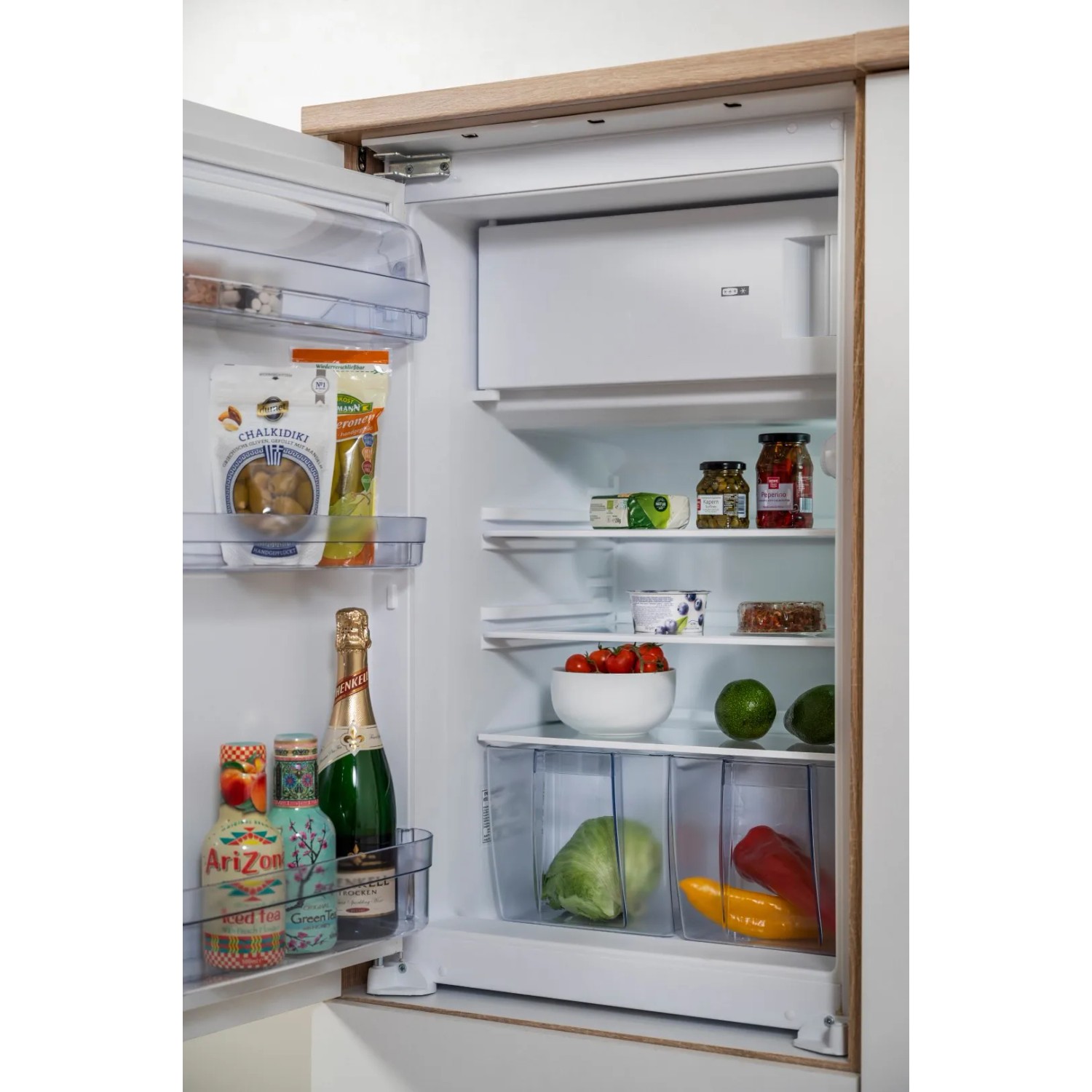 Offener Einbaukühlschrank der Respekta Küchenzeile KB270ESWC, gefüllt mit Lebensmitteln.