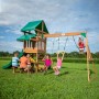 Backyard Discovery Belmont Spielturm mit Schaukeln, Rutsche und spielenden Kindern im Garten.