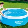 Blaues Bestway Pool mit Solarplane wird von zwei Personen abgedeckt.