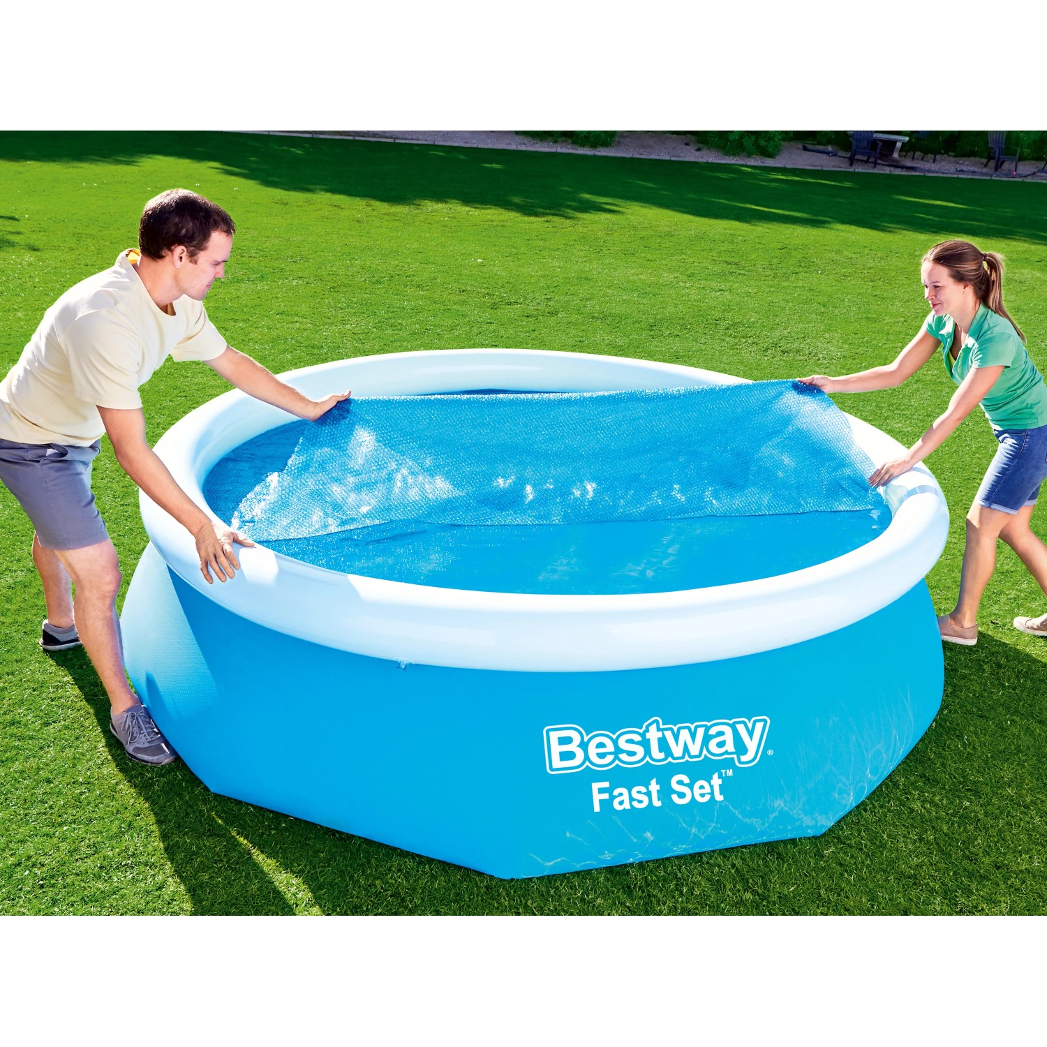 Blaues Bestway Pool mit Solarplane wird von zwei Personen abgedeckt.