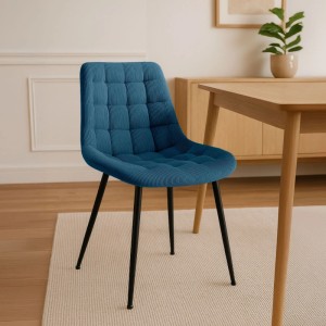 Blauer Cord Esszimmerstuhl Sardna mit Steppmuster und schwarzen Metallbeinen in modernem Raum.