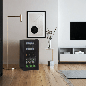 Schwarzer Sommertal Kühlschrank GK 50 mit Glasfront und Getränken im Wohnraum.