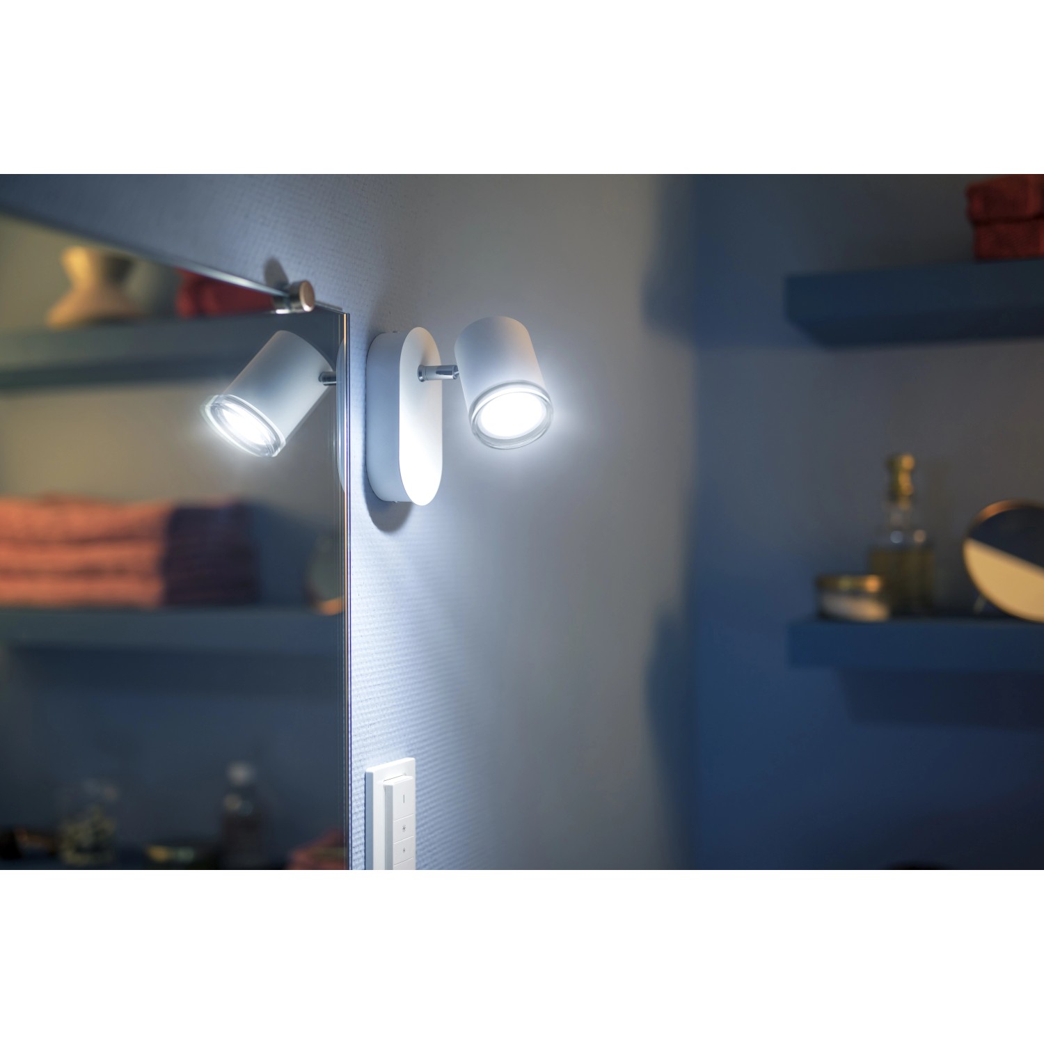 Philips Hue Adore Bad Spot mit zwei Leuchten in Weiß, inklusive Dimmer.