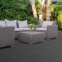 Verlegtes 55er Set ECD Germany WPC Terrassenfliesen 30x30 cm in Anthrazit Holzoptik mit Gartenmöbeln.