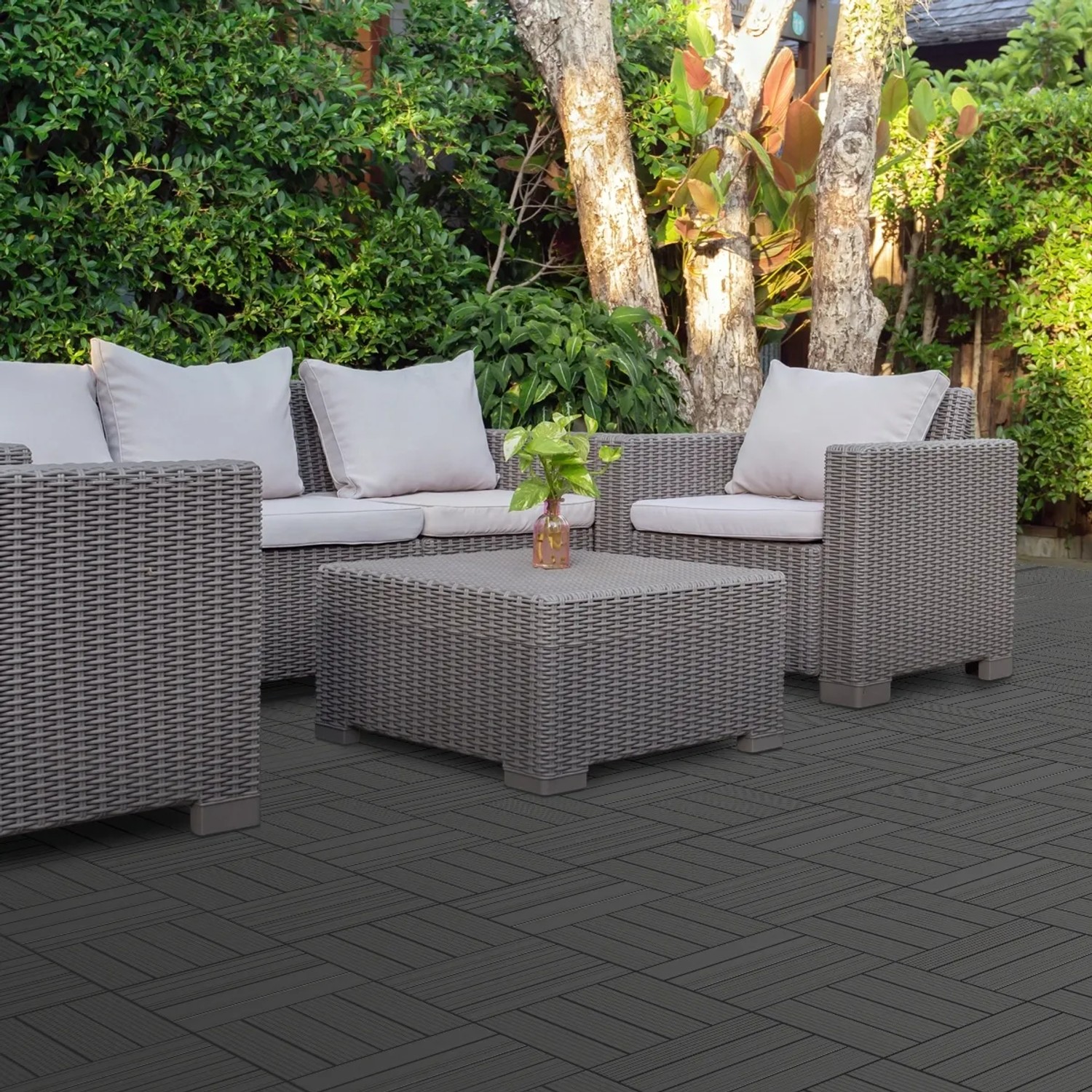 Verlegtes 55er Set ECD Germany WPC Terrassenfliesen 30x30 cm in Anthrazit Holzoptik mit Gartenmöbeln.