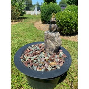 Brunnenkomplett-Set mit Bronze Froschkönig auf Granitstein im Garten.