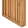 Detailansicht Gartenstuhl aus hellem Holz, Lattenstruktur.