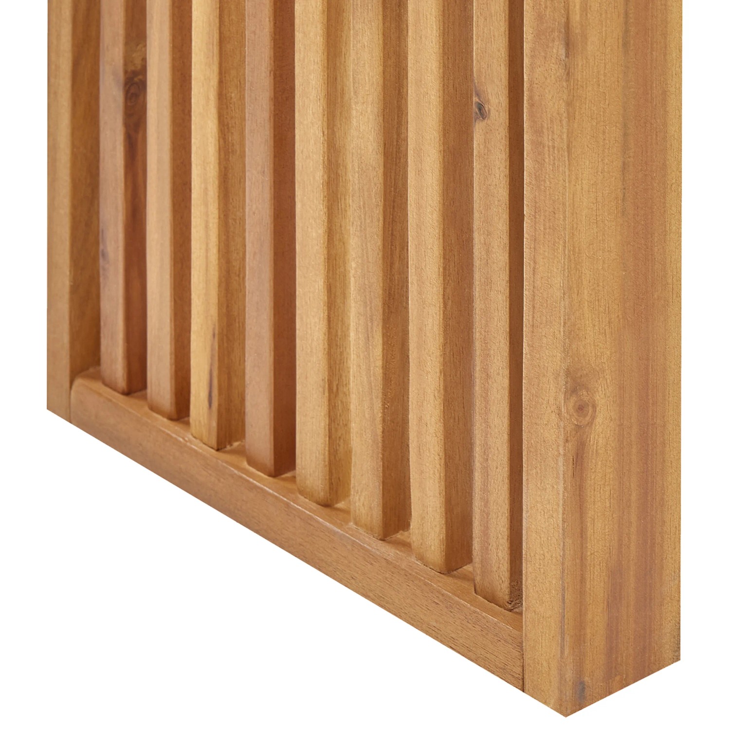 Detailansicht Gartenstuhl aus hellem Holz, Lattenstruktur.