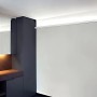 Weiße ORAC DECOR C361 LUXXUS Zierleiste mit indirekter Beleuchtung an der Wand.