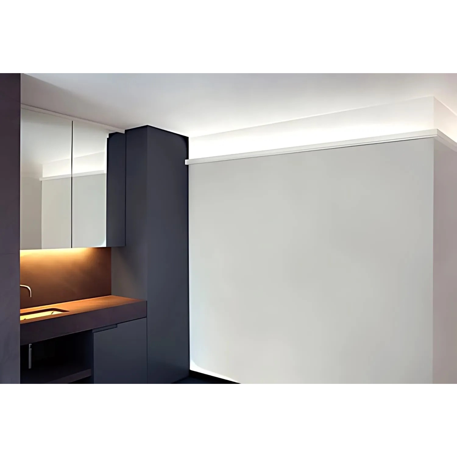 Weiße ORAC DECOR C361 LUXXUS Zierleiste mit indirekter Beleuchtung an der Wand.