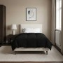 Schwarze vidaXL Sommerdecke (135x200 cm) aus Mikrofaser auf einem Bett. Gepolsterte Steppdecke.