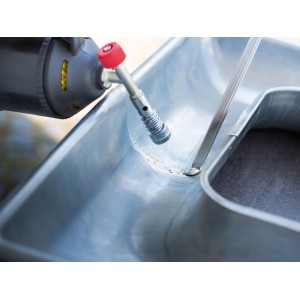 Anwendung von LUX Lötwasser ZD zum Löten von Metall mit einem Brenner und Lötzinn.