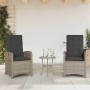 Zwei verstellbare, graue Poly Rattan Gartenstühle mit Kissen. Ideal für Garten oder Terrasse.