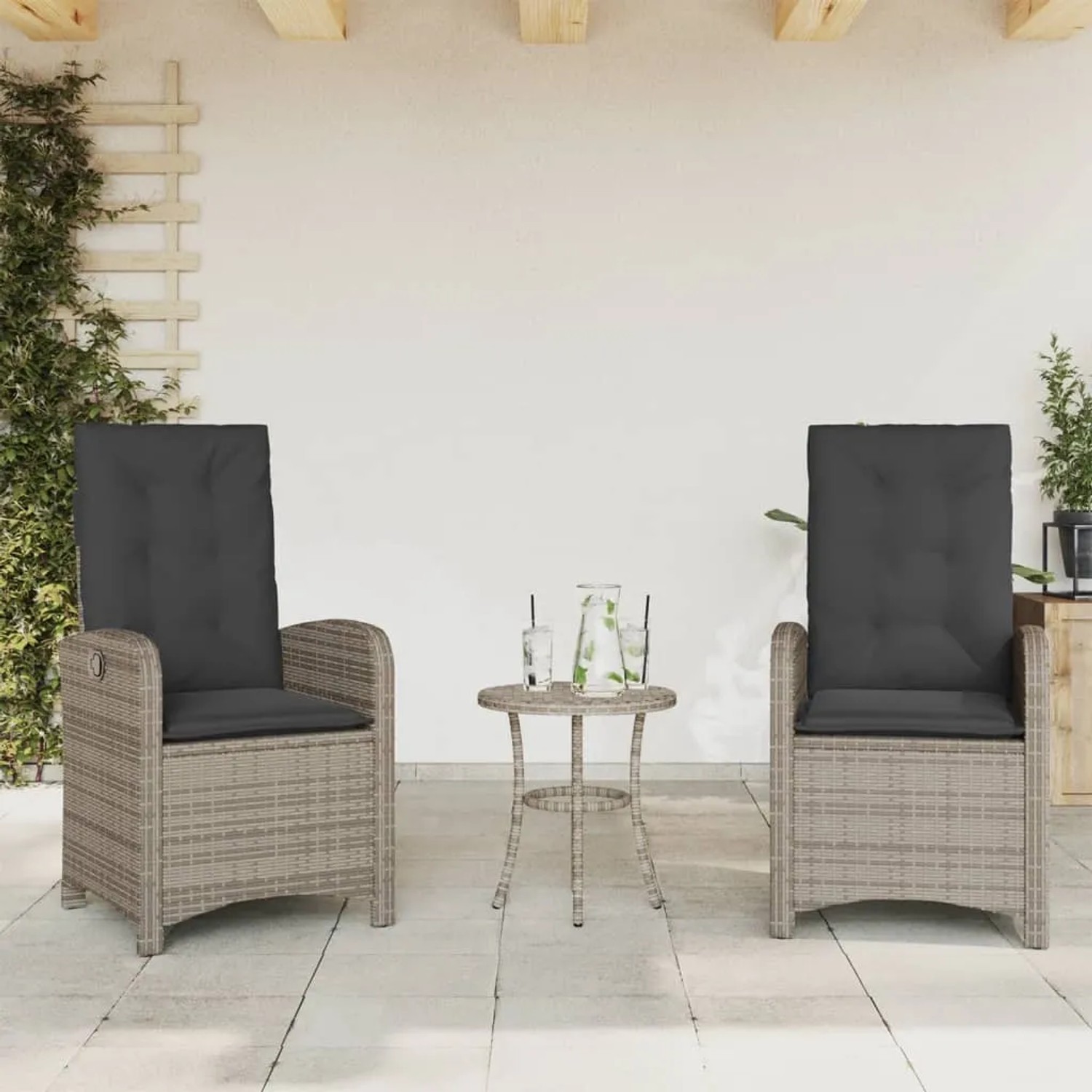 Zwei verstellbare, graue Poly Rattan Gartenstühle mit Kissen. Ideal für Garten oder Terrasse.