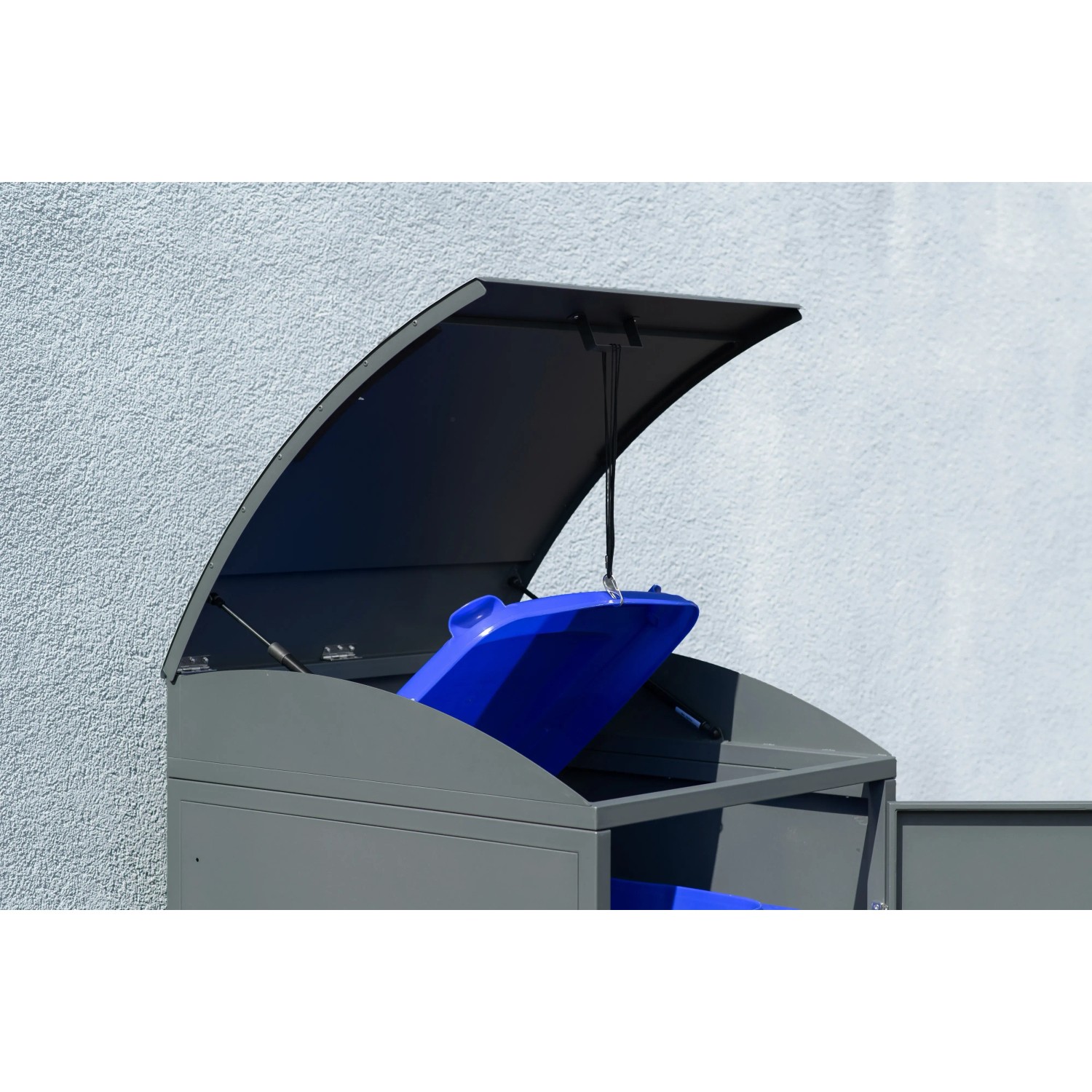 Westmann Mülltonnenbox Moderna, anthrazit, für 240 l Tonne, Deckel geöffnet mit blauer Mülltonne.