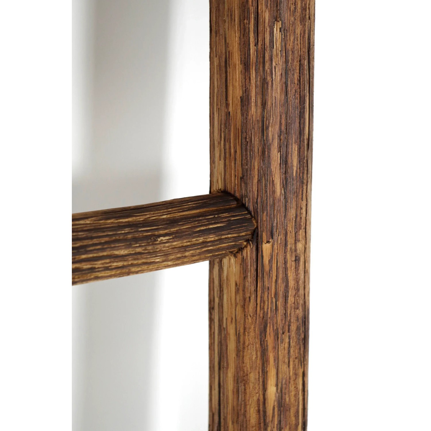 Detailaufnahme: Kobolo Dekoleiter aus geflammtem Tanoak Holz, rustikale Deko für Wohnraum.