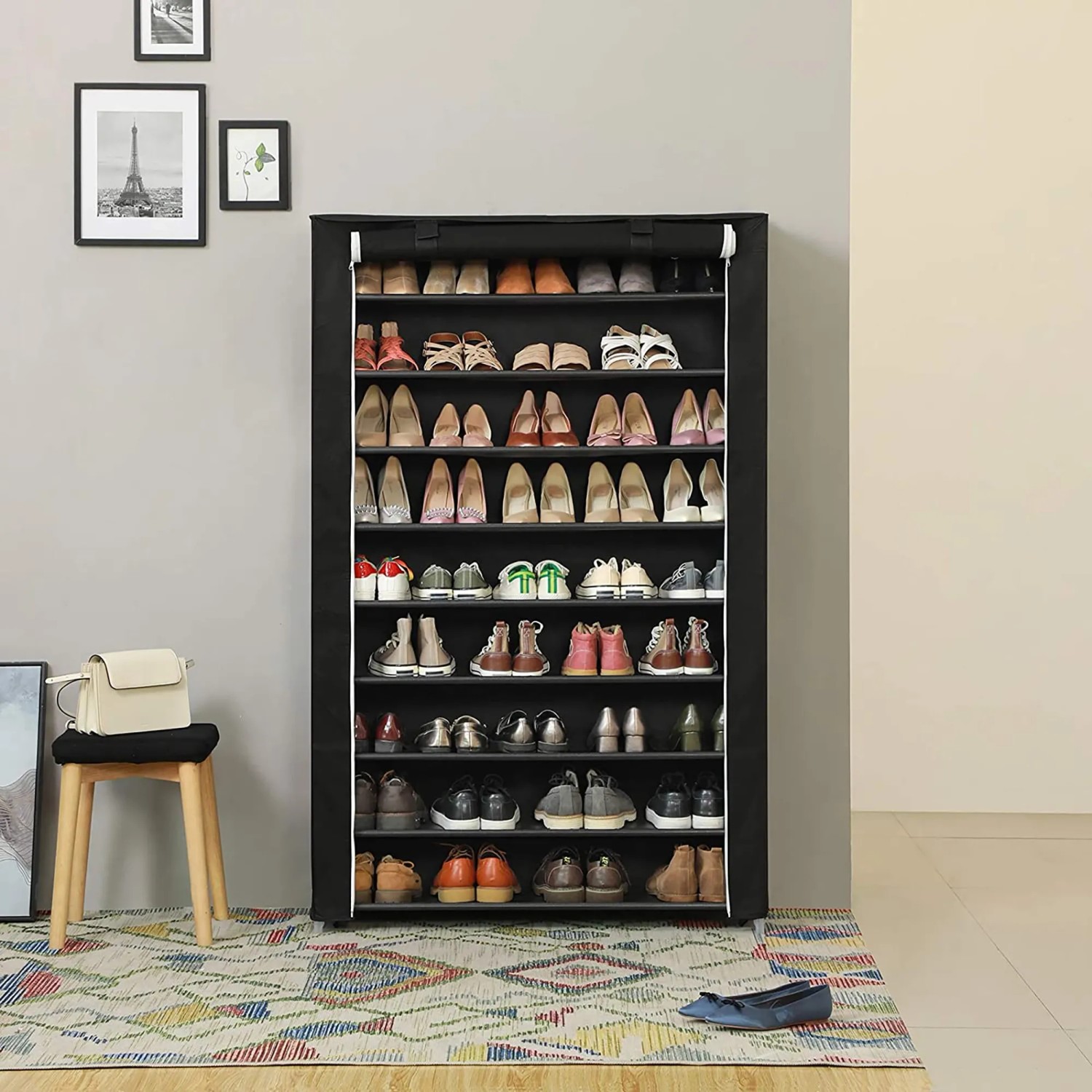 Schwarzes Songmics Schuhregal mit 10 Ebenen für ca. 54 Paar Schuhe im Wohnraum.