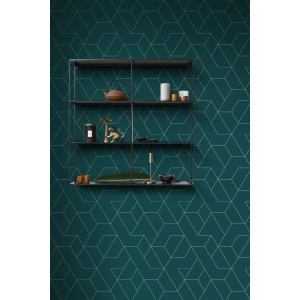 ESTAhome Vliestapete mit grafischen Linien in Petrolblau und Gold an Wand mit Regal.
