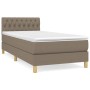 Taupes Boxspringbett 90x190 cm mit Matratze und weißem Topper. Bett mit Knopfheftung am Kopfteil.