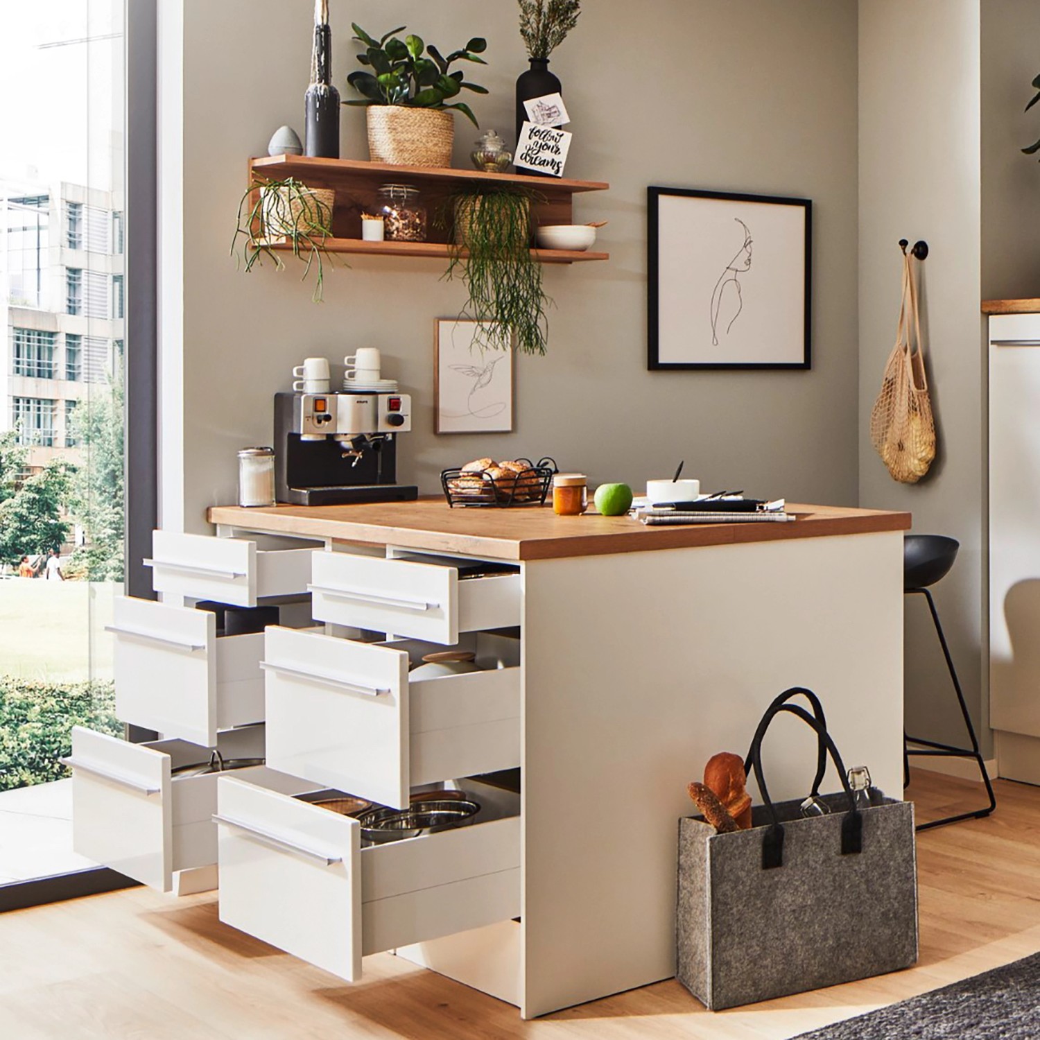 Respekta Küchenzeile Gabriel 290 cm mit Kücheninsel in Weiß Hochglanz, Schubladen geöffnet.