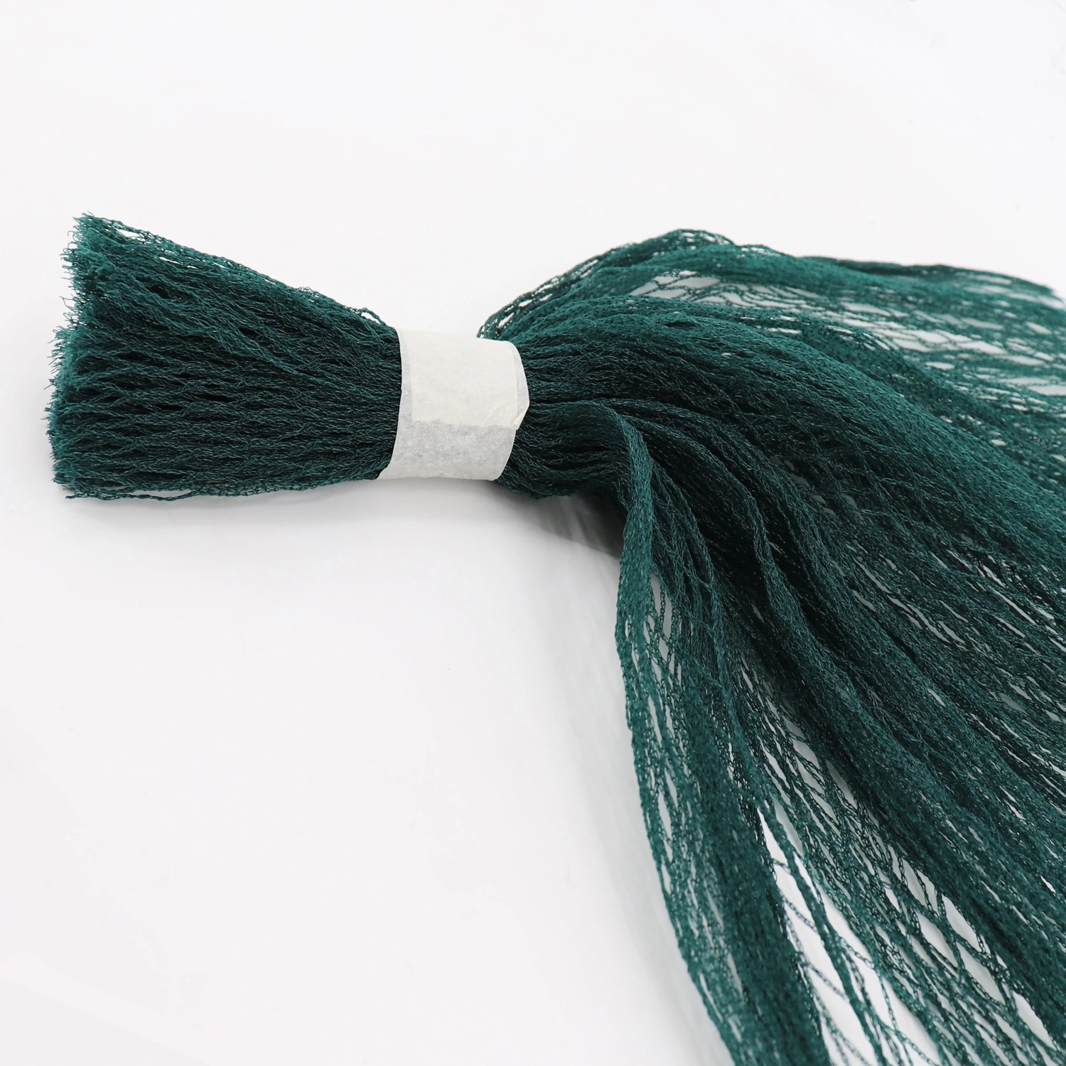 Aquagart Teichnetz, dunkelgrünes Laubschutznetz für Teiche, zusammengerollt.