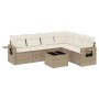 Beige 7-teilige Garten-Sofagarnitur aus Polyrattan mit Tisch und cremeweißen Kissen.