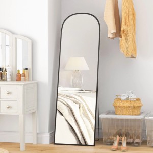 Schwarzer HOMCOM Ganzkörperspiegel mit Bogenform, freistehend im Raum. Eleganter Aluminiumrahmen, 161,5 cm hoch.