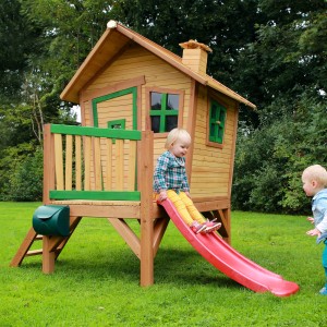 Kinderrutsche Axi Sky120, rot, an einem Spielhaus. Ideal für Spielplätze und Gärten.