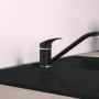 Eisl Spültischarmatur Granit Schwarz auf einer Spüle, seitliche Ansicht.