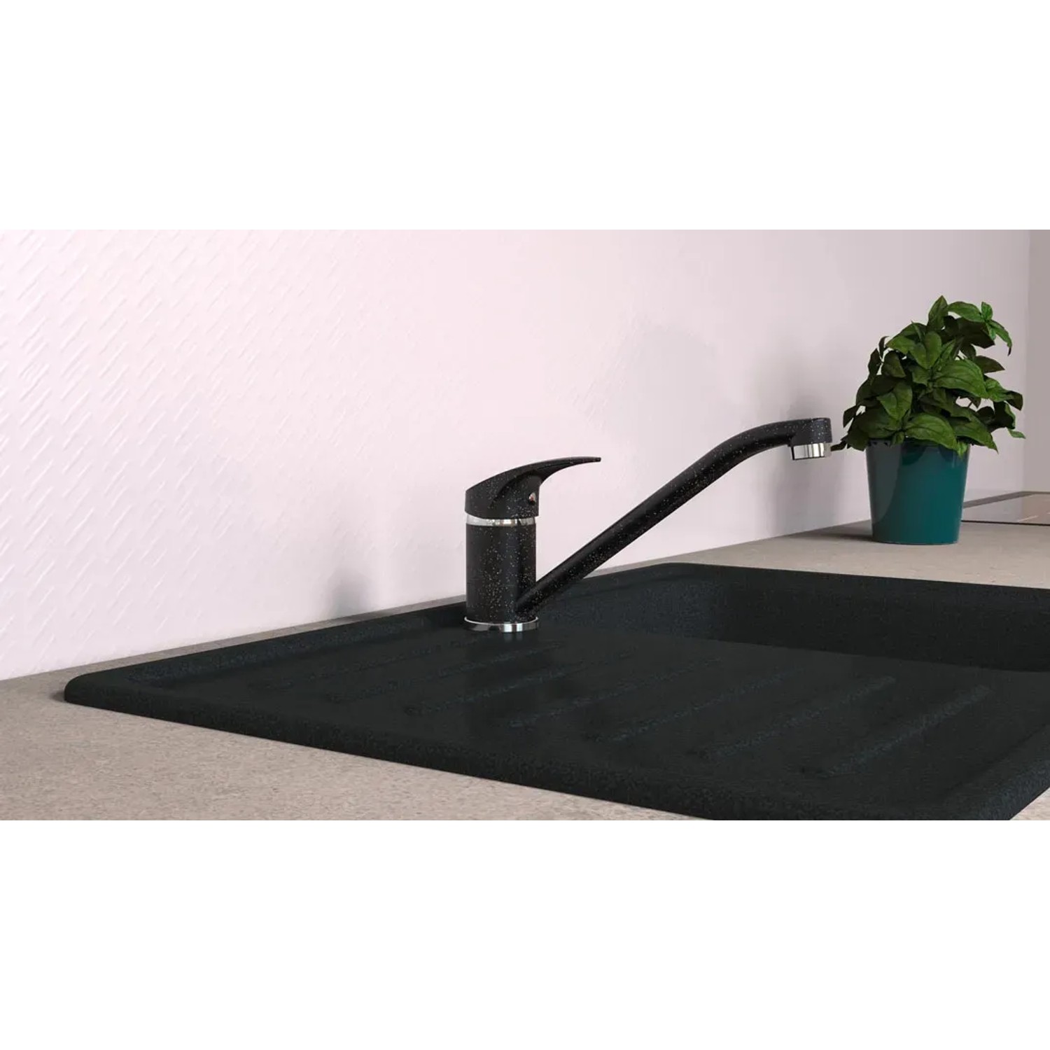 Eisl Spültischarmatur Granit Schwarz auf einer Spüle, seitliche Ansicht.
