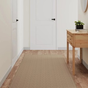 Sandfarbener Teppichläufer in Sisal-Optik, 80x150 cm, auf Holzfußboden im Flur.