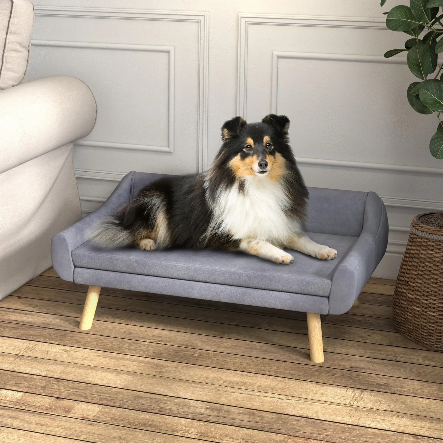 Hund liegt entspannt auf grauem PawHut Hundesofa mit Holzbeinen.