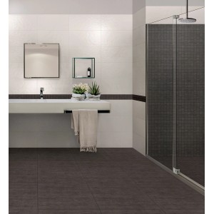 Badezimmer mit dunklen 60x60 Feinsteinzeug Bodenfliesen in Nero und weißen Wandfliesen.