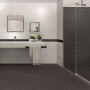 Badezimmer mit dunklen 60x60 Feinsteinzeug Bodenfliesen in Nero und weißen Wandfliesen.