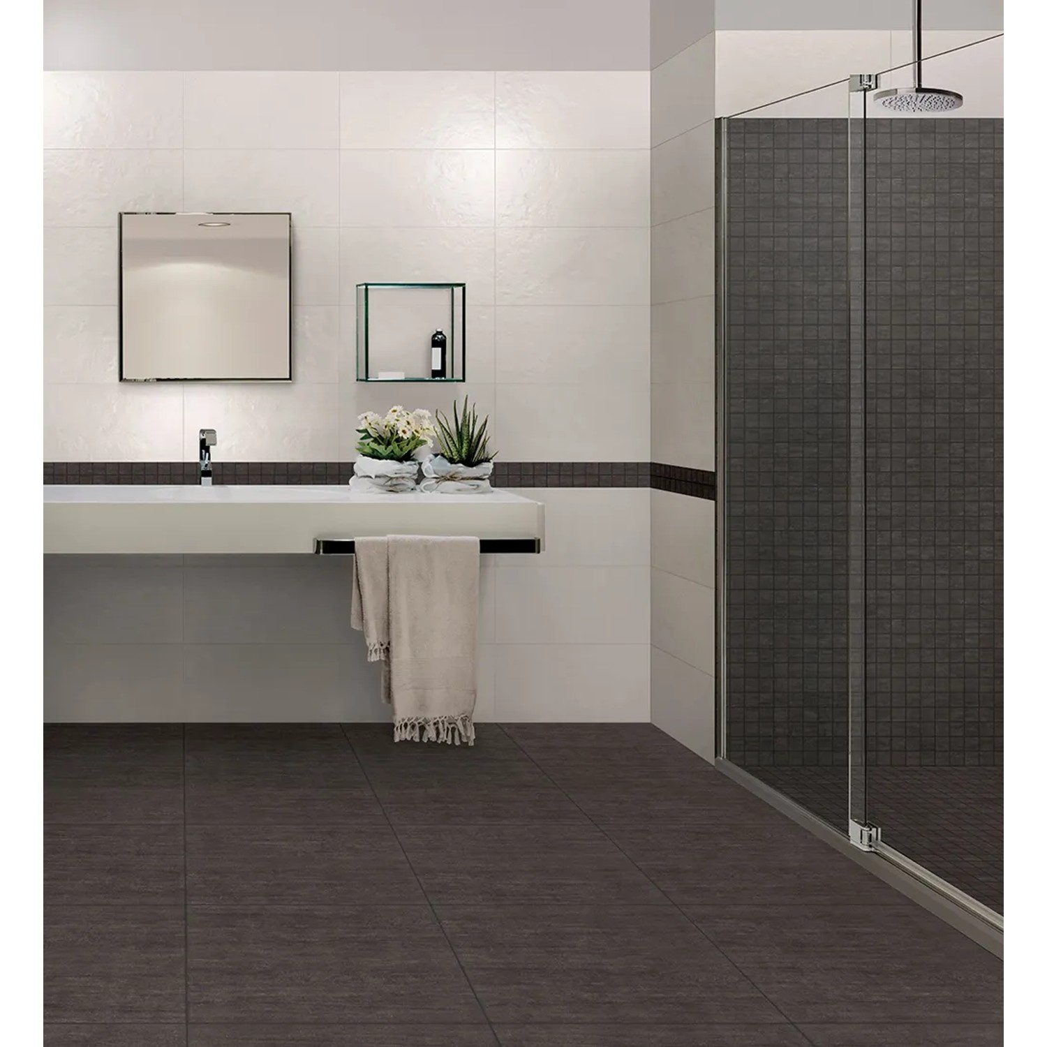 Badezimmer mit dunklen 60x60 Feinsteinzeug Bodenfliesen in Nero und weißen Wandfliesen.