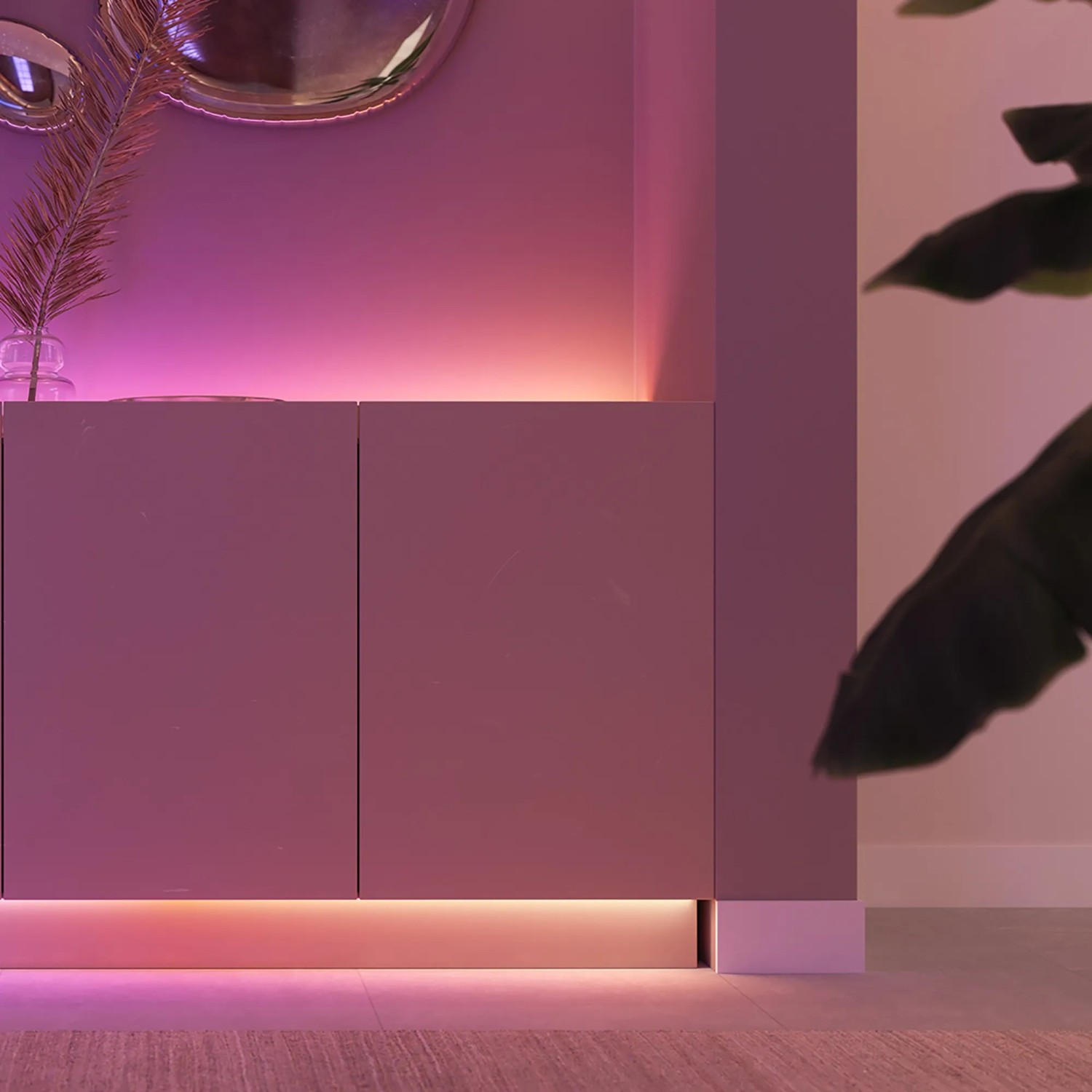 Philips Hue Lightstrip Flux unter Schrank mit indirekter RGBW Beleuchtung.