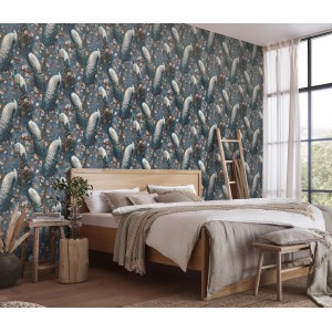 Erismann Vliestapete Play of Light Pavo Blau im Schlafzimmer mit Pfauenmuster.