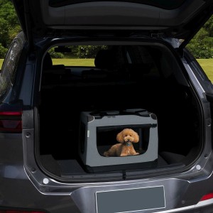 Faltbare, dunkelgraue Hundetransportbox Lassie M im Kofferraum eines Autos mit Hund.