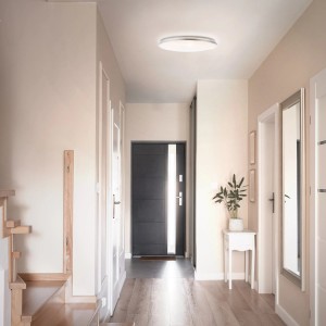 Weiße LED Deckenleuchte Avalis mit gebürstetem Aluminiumrahmen (Ø 38cm) im Flur.