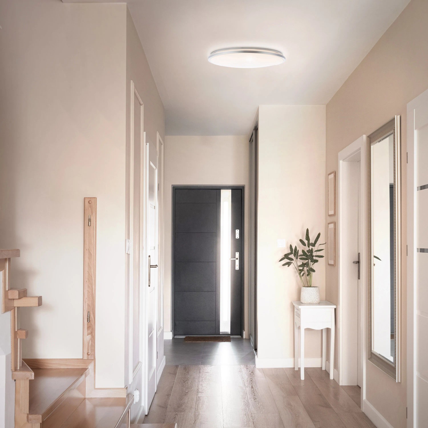Weiße LED Deckenleuchte Avalis mit gebürstetem Aluminiumrahmen (Ø 38cm) im Flur.