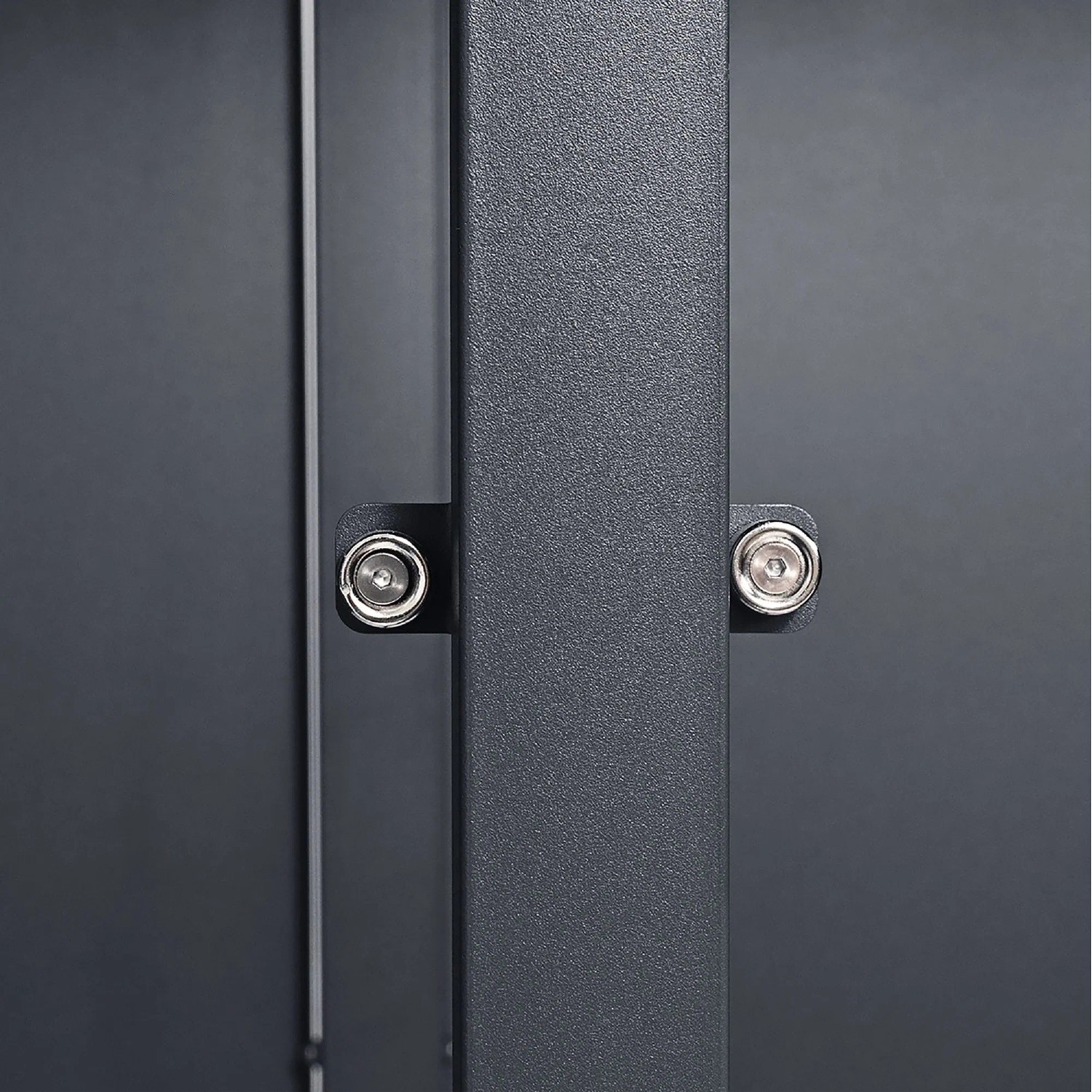 Detailaufnahme: Weka Metall-Mülltonnenbox Gary, anthrazitfarben, Befestigungselemente.
