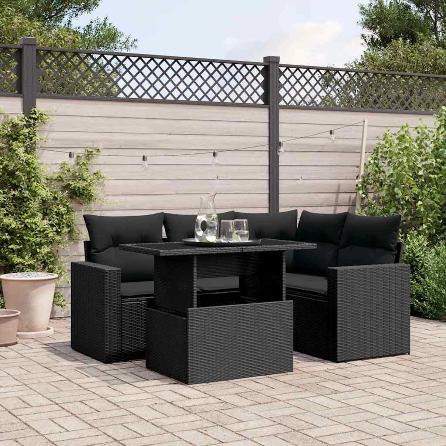 Schwarze 5-tlg. vidaXL Garten-Sofagarnitur aus Poly Rattan mit Tisch und Kissen.
