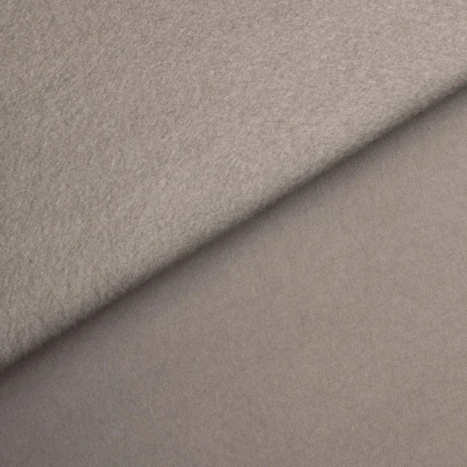 Nahaufnahme eines sandfarbenen Beautissu Amelie Thermo-Vorhangs mit Fleece-Schicht. Zeigt die weiche, verdunkelnde Stofftextur.