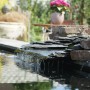 Teich mit kleinem Wasserfall, betrieben durch Ubbink Cascademax 12000 Teichpumpe.